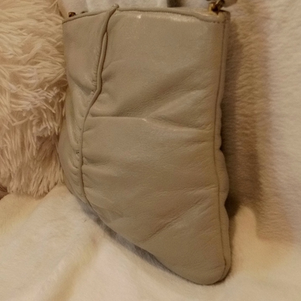 EUC💕Ruched Leather Beige  Crossbody, Beige Inside, Pop Snap Top Closure! - Picture 7 of 7